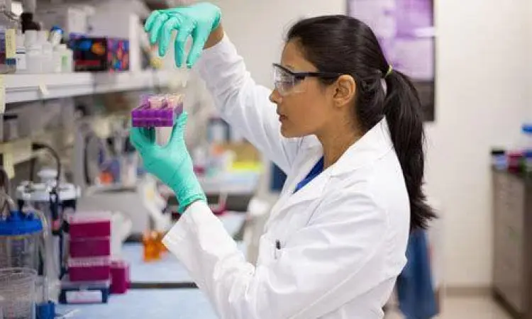 Analis laboratorium memeriksa sampel