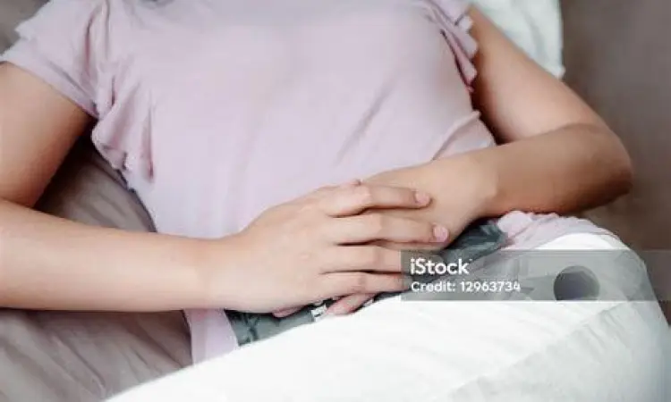 Wanita meredakan nyeri haid dengan Mefinal