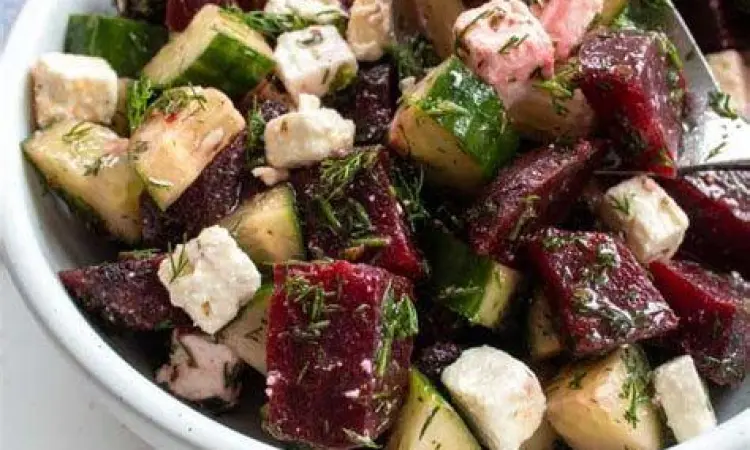 Salad buah bit segar yang dicampur dengan sayuran hijau lainnya