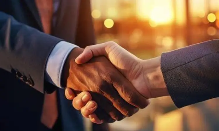 Dua orang profesional berjabat tangan dengan percaya diri