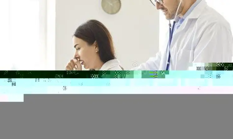 Dokter memeriksa paru pasien dengan stetoskop