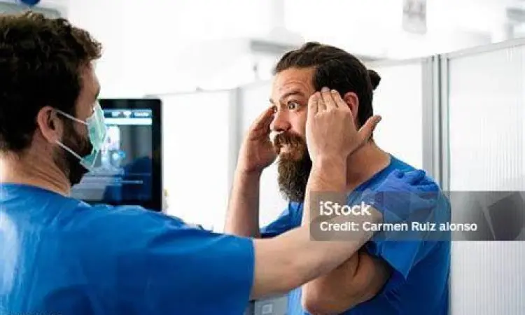 dokter memeriksa pasien vertigo