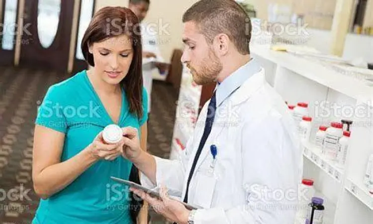 Konsultasi Dosis Erphaflam Apoteker menjelaskan dosis obat kepada pasien