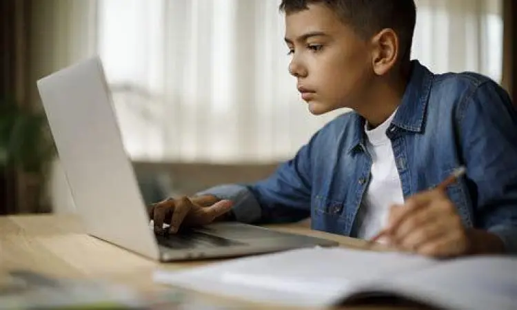 siswa belajar daring di rumah