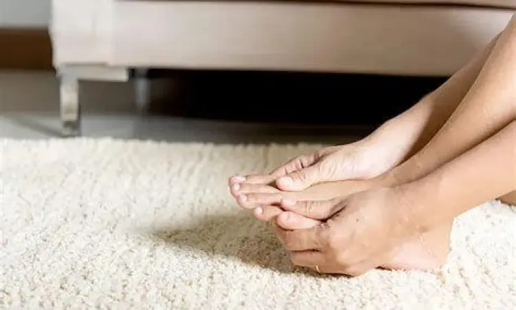 Menjaga kebersihan kaki dengan handuk bersih