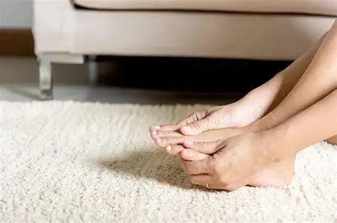 Kebersihan Kaki Menjaga kebersihan kaki dengan handuk bersih