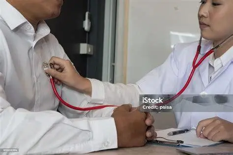 Pemeriksaan Medis Profesional Dokter sedang melakukan pemeriksaan kesehatan rutin kepada pasien