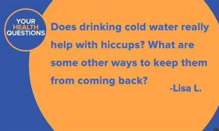 Seseorang meminum air dingin untuk meredakan cegukan