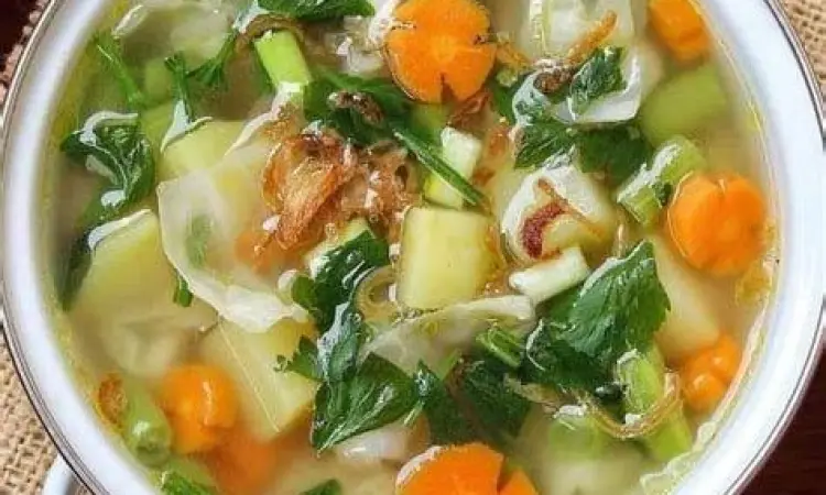 Mangkuk sayur sop bening yang kaya nutrisi