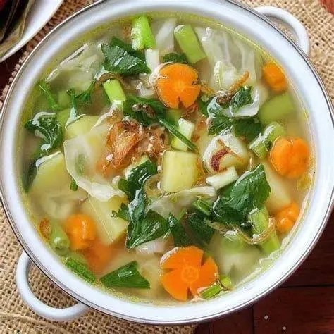 Sop Bening untuk Berbuka Mangkuk sayur sop bening yang kaya nutrisi