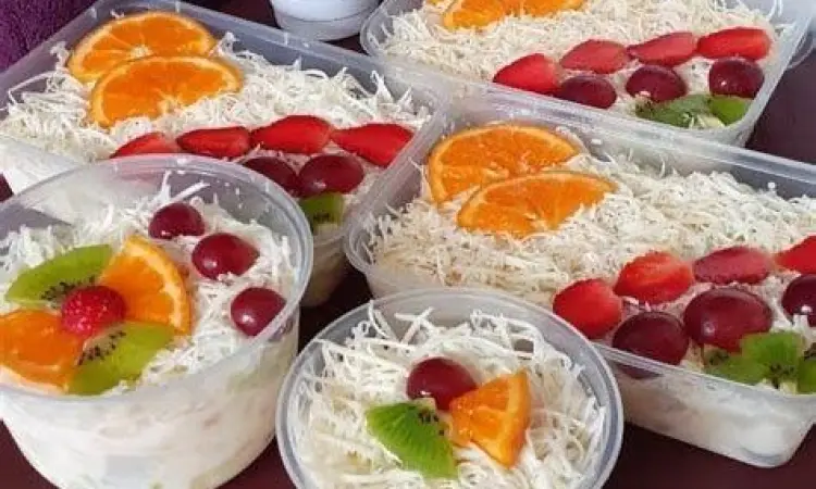 Salad buah dengan yogurt sebagai alternatif takjil