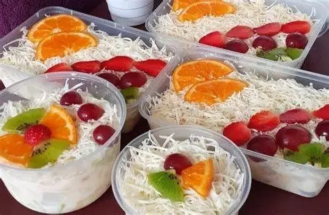 Salad Buah Segar Salad buah dengan yogurt sebagai alternatif takjil