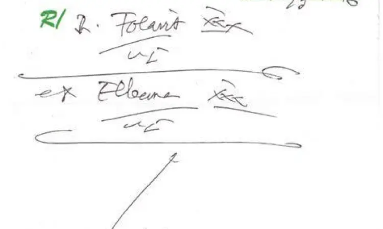 Dokter sedang menulis dokumen medis pasien