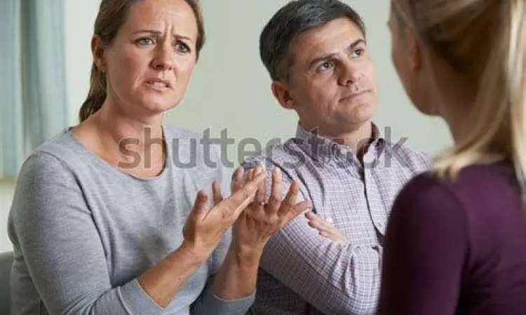 Pasangan berdiskusi dengan tenang saat konflik