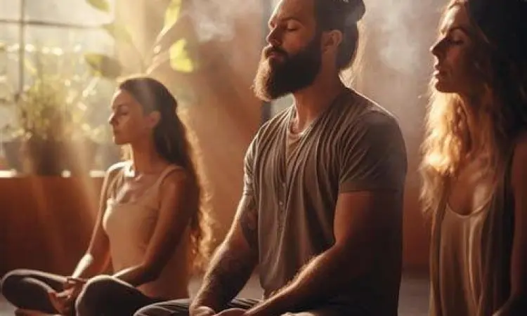 Seseorang melakukan meditasi dengan teknik pernapasan diafragma