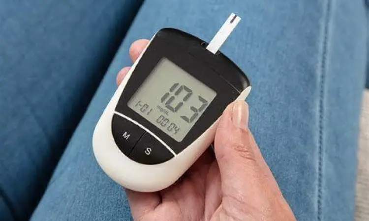 Pasien melakukan pengecekan gula darah mandiri di rumah