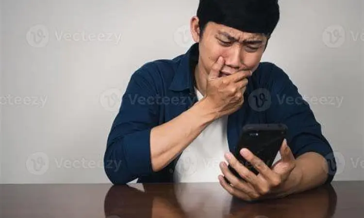 Kekecewaan Digital Seseorang yang tampak kecewa melihat layar ponsel