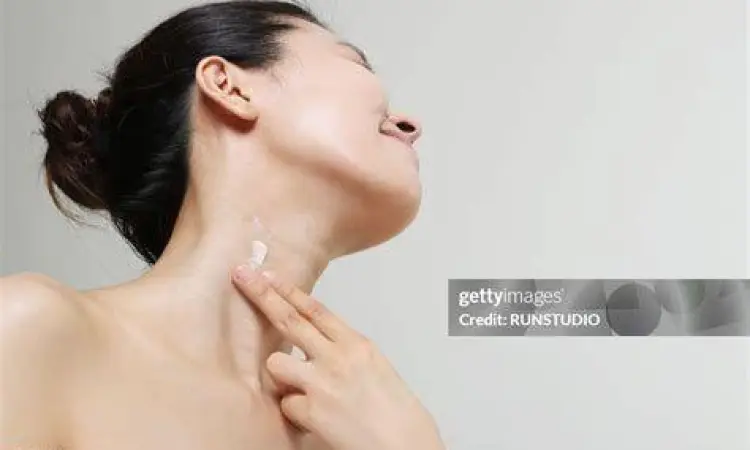 Cara mengaplikasikan pelembap hingga area leher