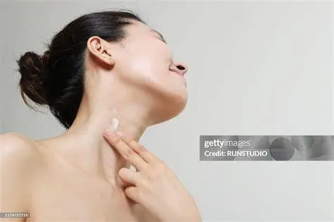 Aplikasi Pelembap pada Leher Cara mengaplikasikan pelembap hingga area leher