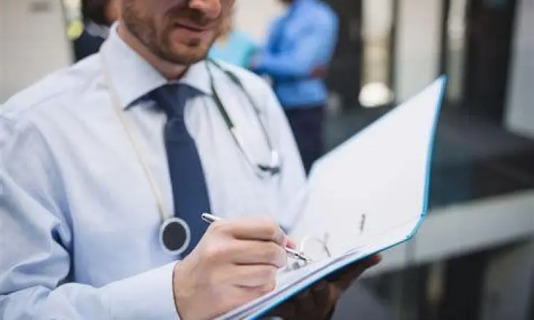 Dokter menandatangani surat kesehatan