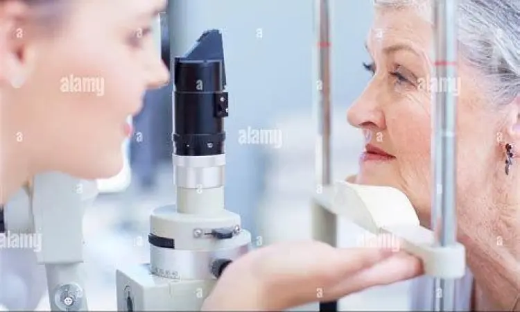 Pemeriksaan Medis Mata Dokter mata memeriksa pasien dengan kelopak mata bengkak