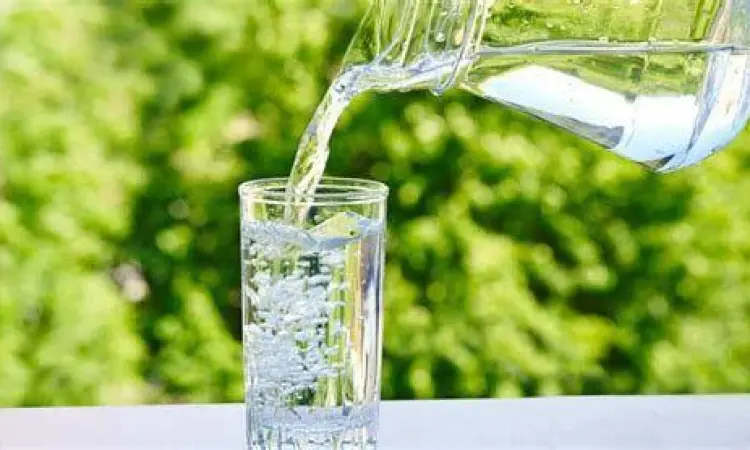 Segelas air putih untuk menghidrasi mulut