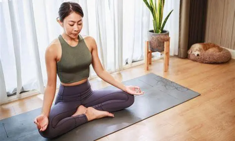 Wanita melakukan yoga untuk kesehatan reproduksi