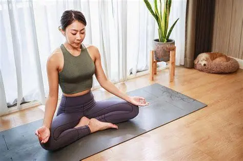 Yoga untuk Melancarkan Haid Wanita melakukan yoga untuk kesehatan reproduksi
