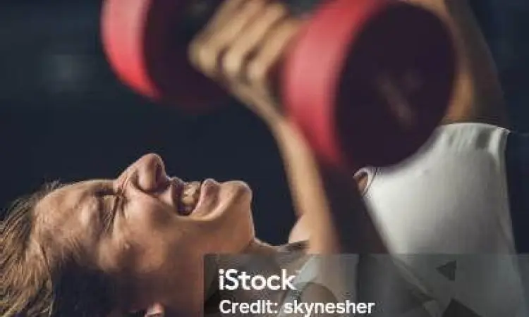 Wanita melakukan latihan chest press untuk otot pektoralis