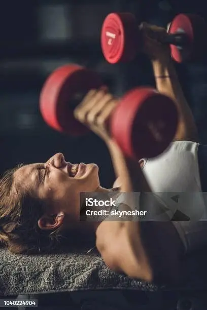 Latihan Dada untuk Wanita Wanita melakukan latihan chest press untuk otot pektoralis