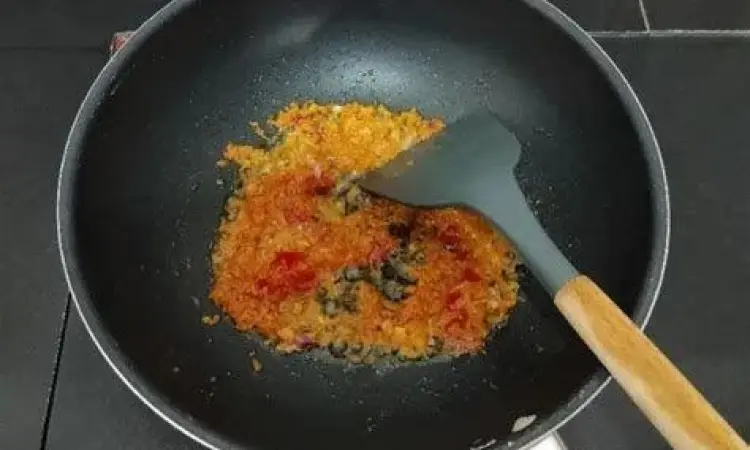 Komposisi Bumbu Halus Bahan bumbu halus nasi goreng seperti bawang, cabai, dan terasi