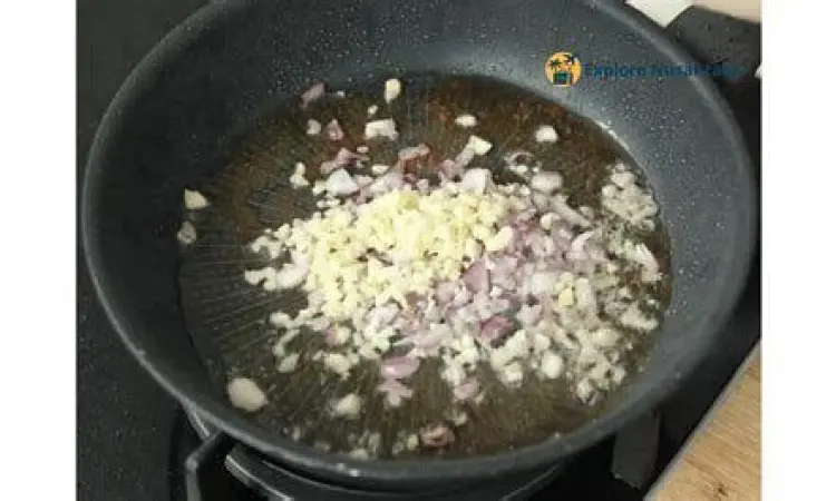 Teknik Menumis Bumbu Proses menumis bumbu nasi goreng di wajan panas