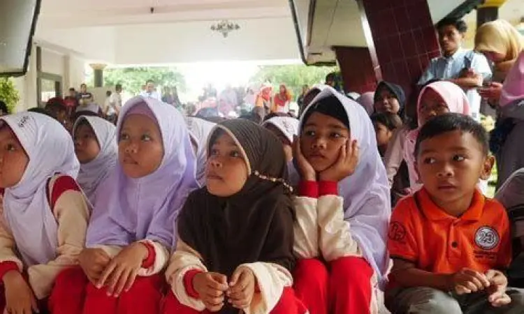 Anak mendengarkan cerita dongeng pendek dengan antusias