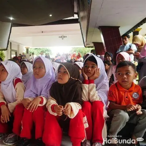Anak Mendengarkan Dongeng Anak mendengarkan cerita dongeng pendek dengan antusias