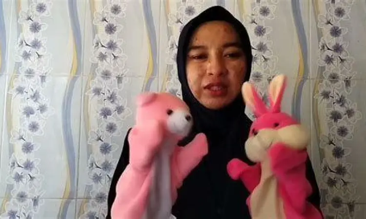 Storytelling Kreatif Ayah bercerita menggunakan boneka tangan