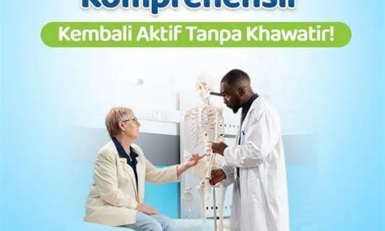 Dokter melakukan pemeriksaan fisik pada sendi lutut pasien