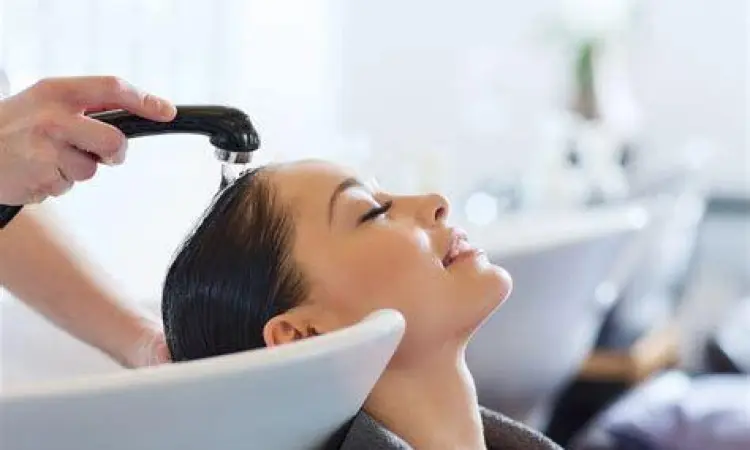 orang memijat kulit kepala dengan lembut