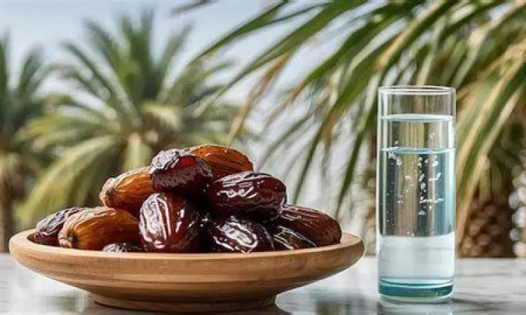 Kurma dan air putih sebagai makanan buka puasa sunnah
