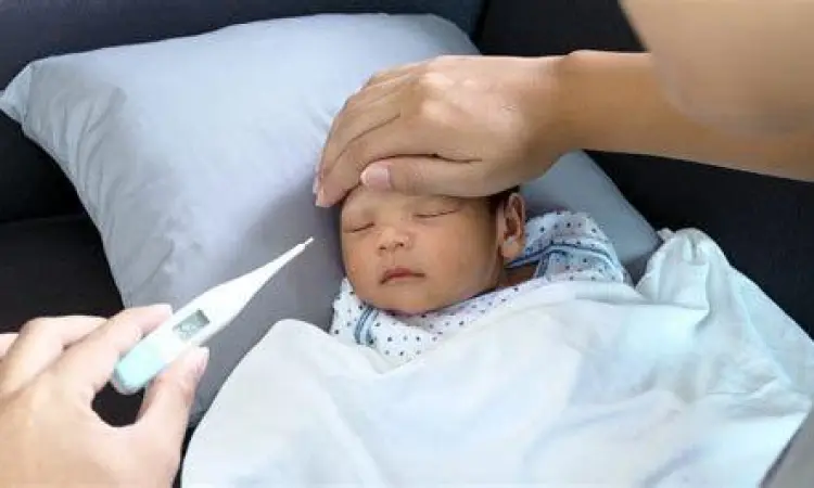 Pemeriksaan Suhu Bayi Ibu memeriksa suhu badan bayi