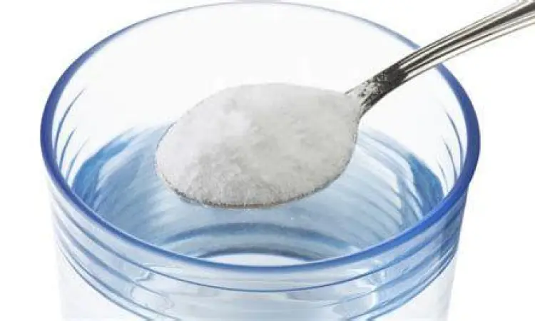 Obat Sariawan Alami Air Garam Gelas berisi air garam untuk obat sariawan