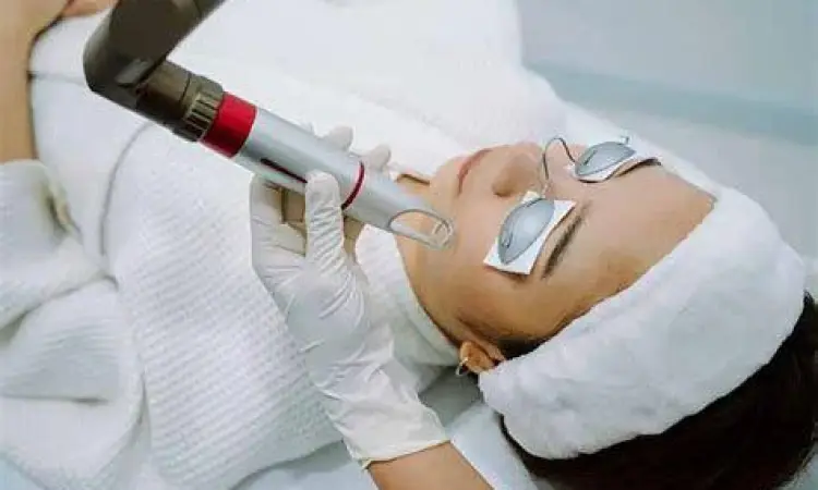 pasien menjalani perawatan laser wajah medis