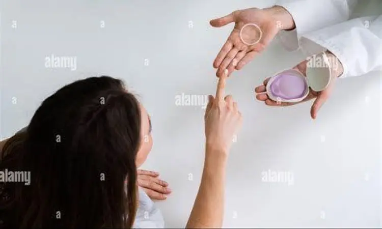 Konsultasi Medis Kontrasepsi Wanita berkonsultasi dengan dokter mengenai KB