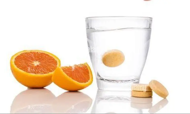 Gelas air dengan tablet vitamin c