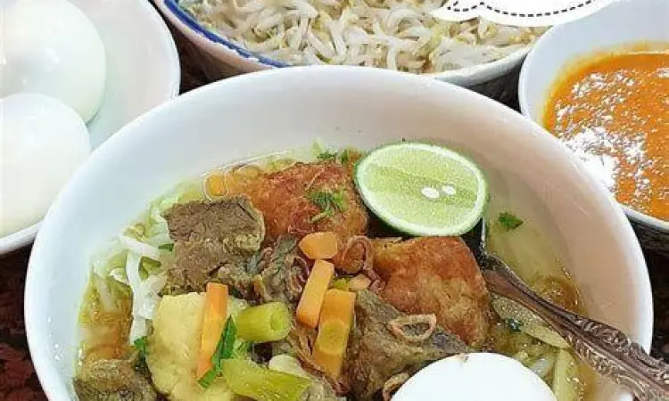 Proses menumis bumbu soto ayam di wajan