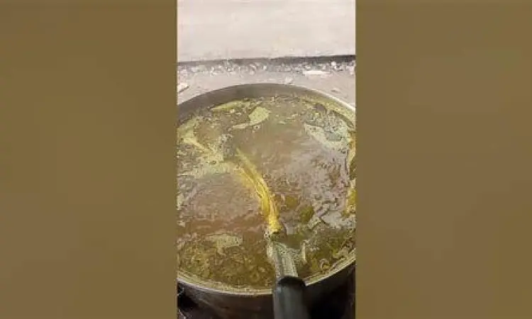 Memasak Kuah Soto Proses memasak kuah soto ayam dalam panci besar