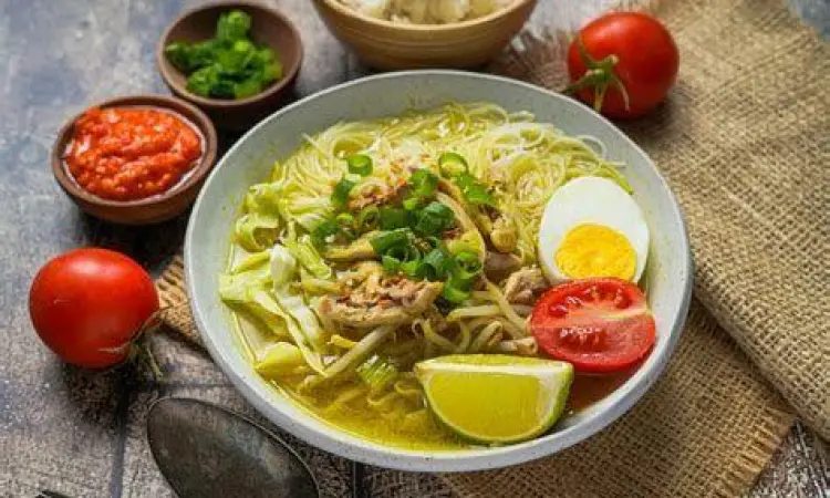 Plating Soto Ayam Sajian soto ayam lengkap dengan nasi putih dan sambal