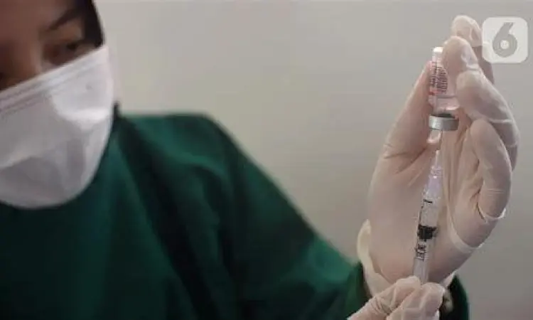 Proses penyuntikan berbagai jenis vaksin covid