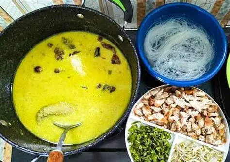 Teknik Menumis Bumbu Proses menumis bumbu halus soto ayam hingga matang