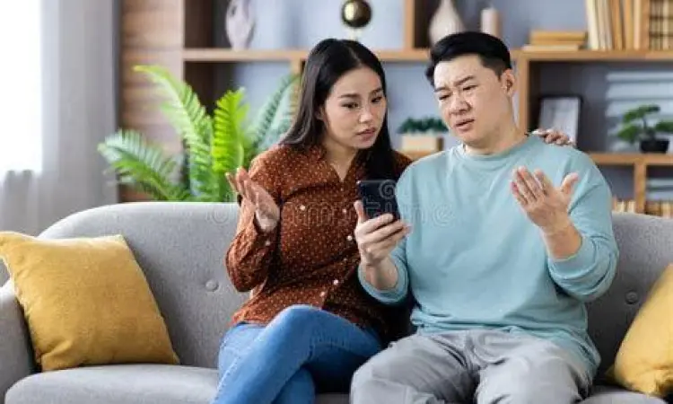 Seseorang merasa bingung melihat pesan di ponsel