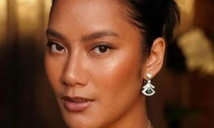 Wanita dengan kulit sawo matang glowing